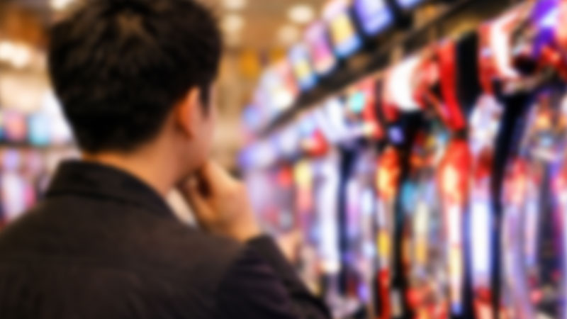 遊びたい台を選んでいるイメージ